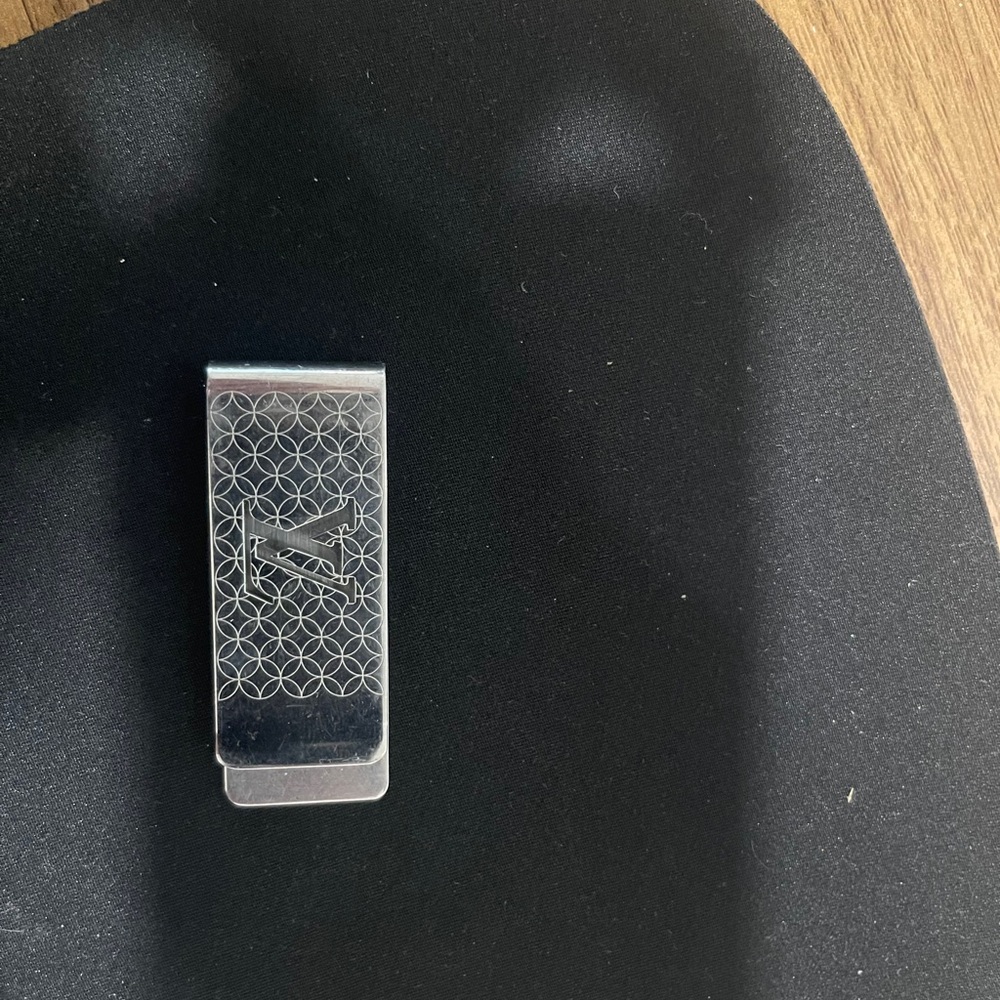 Louis Vuitton , champs elysees bill clip